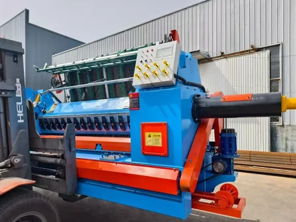 Spindle veneer peeling machine for large-diameter logs, high-precision peeling, and improved production efficiency.